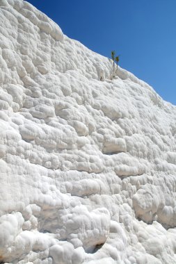 Beyaz kayalar ve Türkiye pamukkale travertenleri