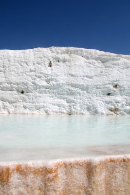 Beyaz kayalar ve Türkiye pamukkale travertenleri