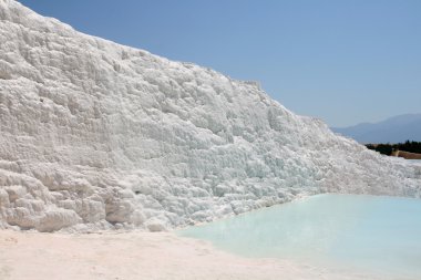 Beyaz kayalar ve Türkiye pamukkale travertenleri