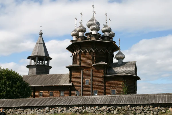 Antigua iglesia de madera en la isla de Kizhi — Foto de Stock