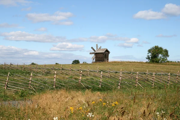 Старая деревянная мельница — стоковое фото