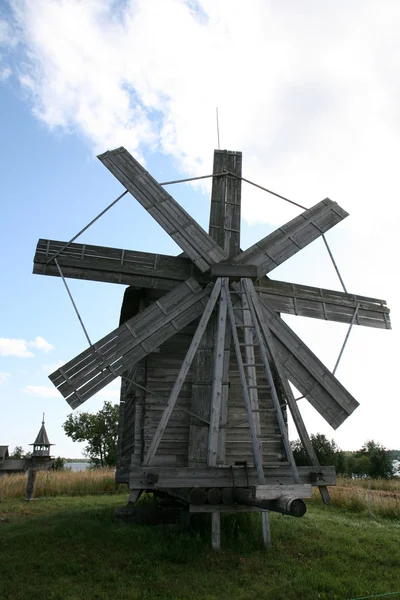 Antiguo molino de viento de madera — Foto de Stock