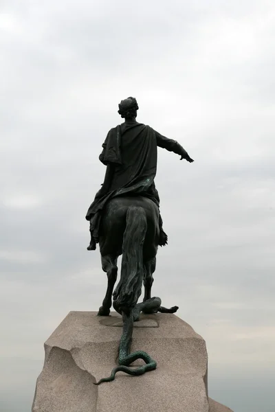 Monument van Russische Keizer peter de grote in Sint-petersburg — Stockfoto