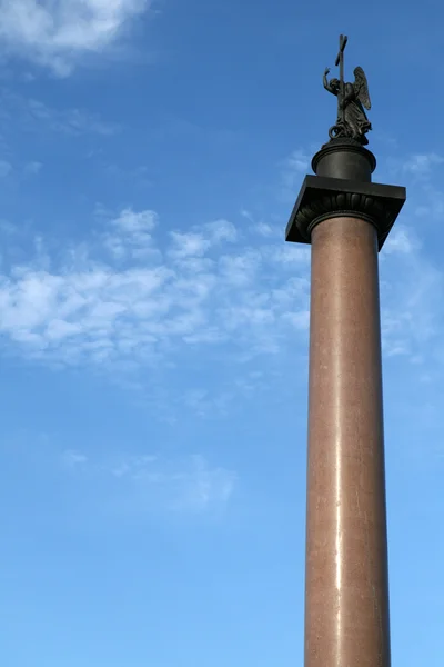 Александровская колонна на Дворцовой площади Санкт-Петербурга — стоковое фото