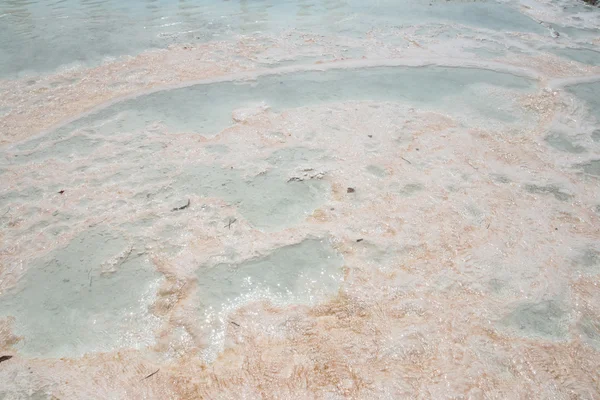 Белые скалы и травертины Памуккале — стоковое фото