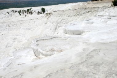 Beyaz kayalar ve Türkiye pamukkale travertenleri