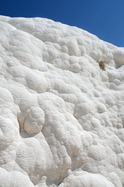 Beyaz kayalar ve Türkiye pamukkale travertenleri