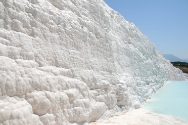 Beyaz kayalar ve Türkiye pamukkale travertenleri
