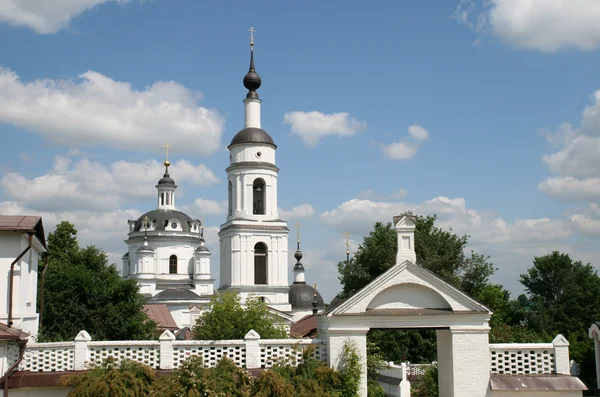 Dzwonnicy klasztoru kobiet w Małojarosławcem — Zdjęcie stockowe
