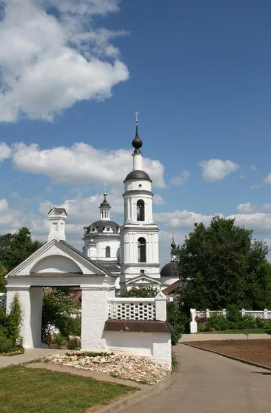 Torre de sino de mosteiro de mulheres em Maloyaroslavets — Fotografia de Stock