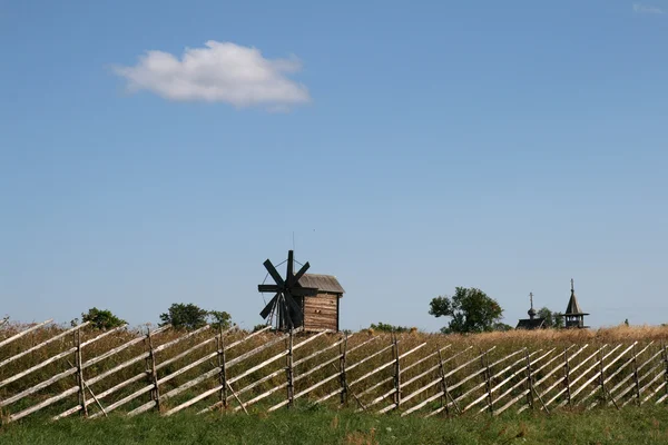Moinho de vento de madeira — Fotografia de Stock