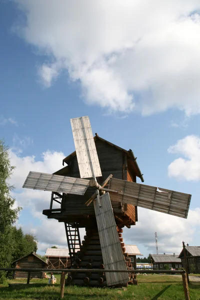 Holzwindmühle — Stockfoto