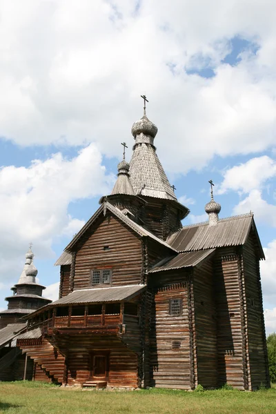 Vieille église en bois à Vitoslavlitsy — Photo