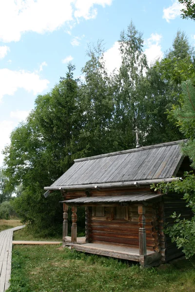 Παλιά ξύλινη εκκλησία στο vitoslavlitsy — Φωτογραφία Αρχείου
