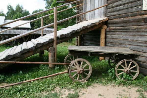 Starý dřevěný vozík — Stock fotografie