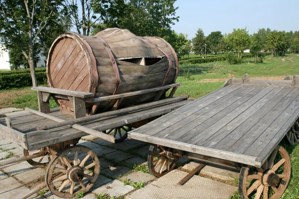 Velho barril de madeira — Fotografia de Stock