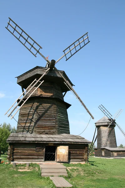 Starý dřevěný větrný mlýn — Stock fotografie