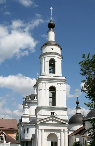 在 maloyaroslavets 中的妇女修道院的钟塔 — 图库照片