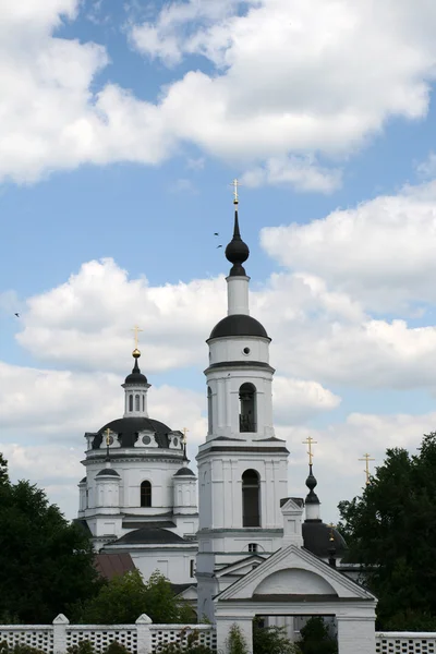 Torre de sino de mosteiro de mulheres em Maloyaroslavets — Fotografia de Stock