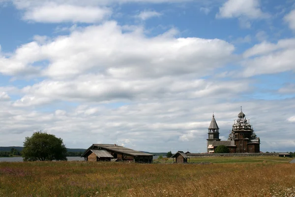 Antigua iglesia de madera en la isla de Kizhi —  Fotos de Stock