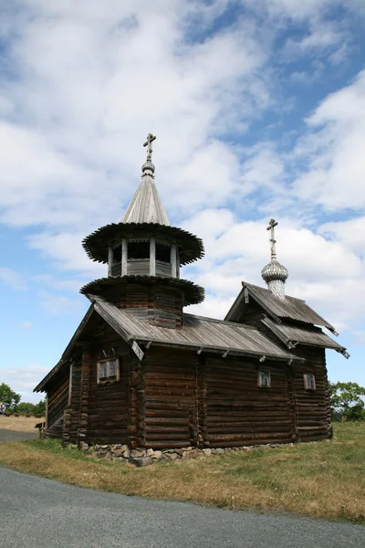 Oude houten kerk op Kizji eiland — Stockfoto