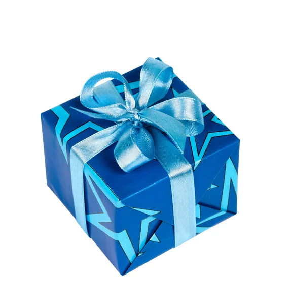 Подарункова коробка прив'язана блакитною стрічкою — стокове фото