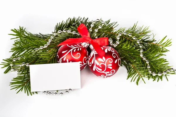 Julgran med röda bollar och gratulationskort — Stockfoto