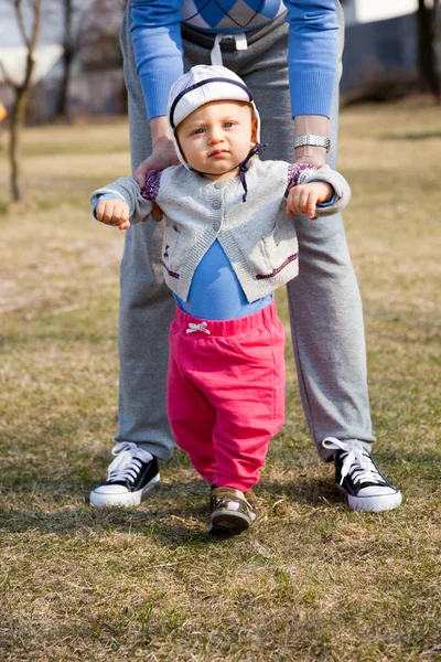 Mãe ajudando filho aprender a andar — Fotografia de Stock