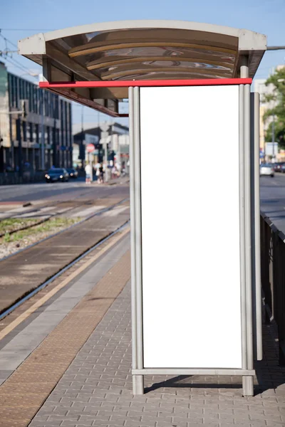 Автобусная остановка с пустым билбордом — стоковое фото