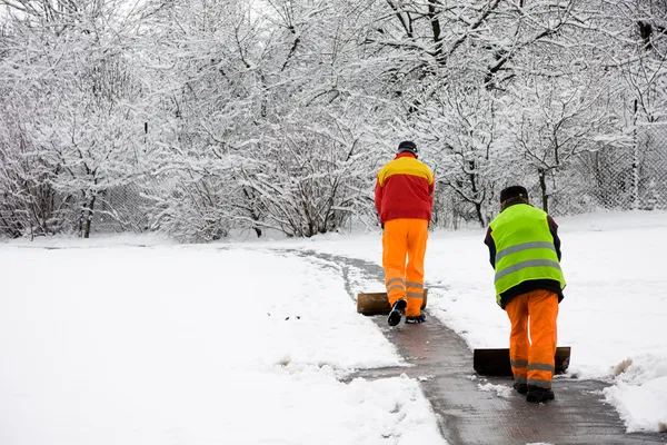 Arbetare att ta bort första snön — Stockfoto