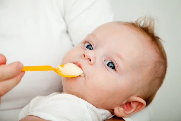 Filho recém-nascido se recusando a comer — Fotografia de Stock