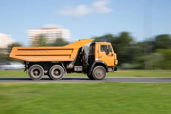Žlutý kamion v pohybu rozostření — Stock fotografie