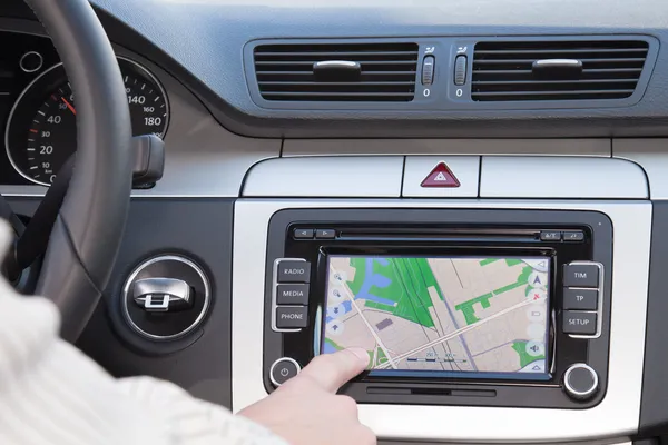 Nawigacja GPS w nowoczesnym samochodzie — Zdjęcie stockowe