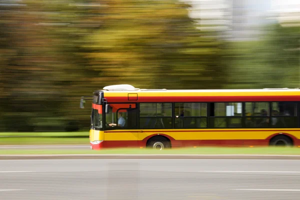 Ônibus da cidade em movimento borrão — Fotografia de Stock