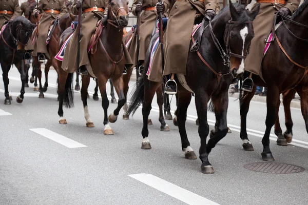 Soldados cavaleiros marchando — Fotografia de Stock