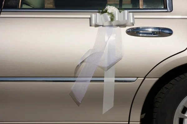 Flower decoration on wedding car — Stock Photo, Image