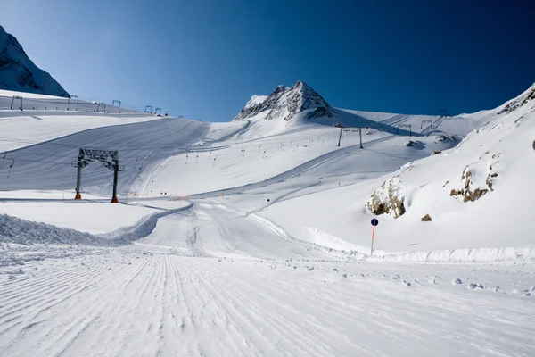 Skipiste in Alpen — Stockfoto