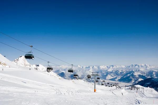 Лыжный подъемник в горах Альп — стоковое фото