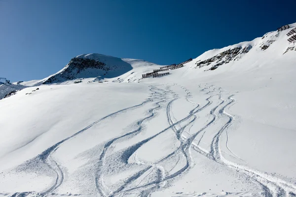 Skipisten auf einem Berg — Stockfoto