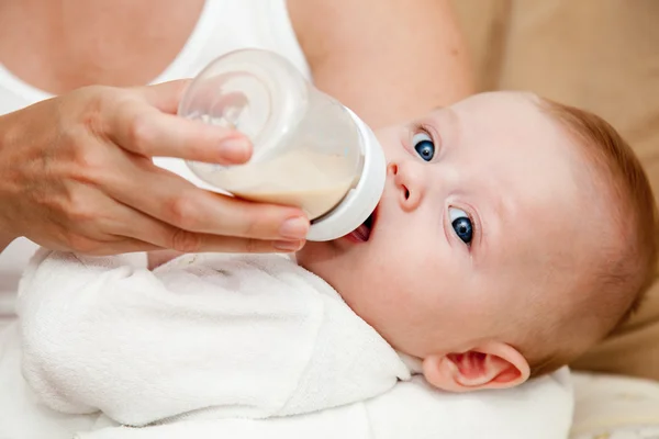 Madre che alimenta il neonato — Foto Stock