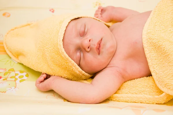 Новорожденный мальчик спит — стоковое фото