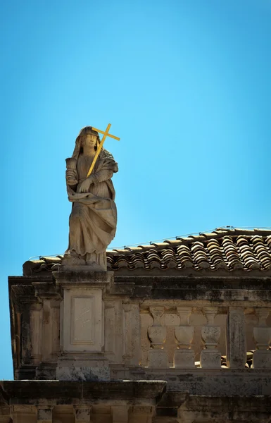 Statue auf Dach — Stockfoto