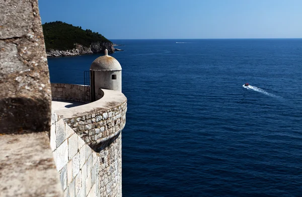 Murallas de la ciudad en Dubrovnik — Foto de Stock