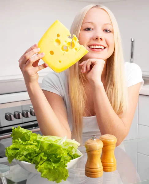 Mulher com queijo — Fotografia de Stock