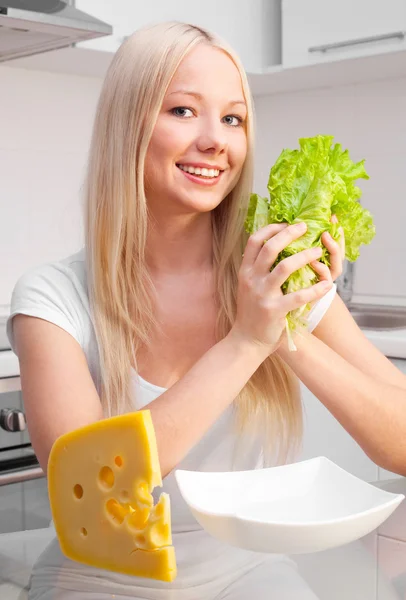 Donna con insalata — Foto Stock