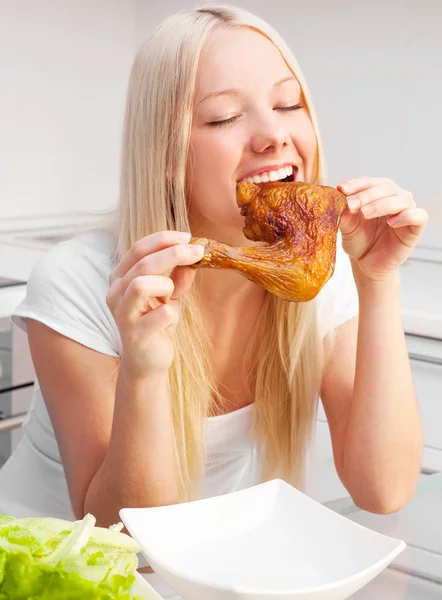 Kvinna äta kyckling — Stockfoto