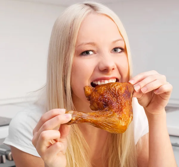 女性が鶏を食べること — ストック写真