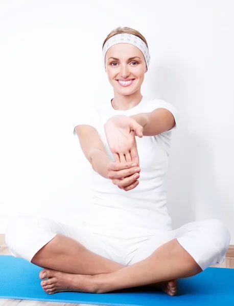 Kvinna stretching musklerna — Stockfoto
