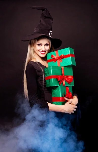 Bruja con regalos — Foto de Stock