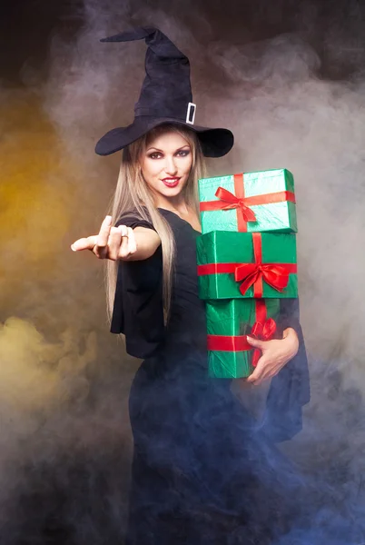 Czarownica z prezentami — Zdjęcie stockowe